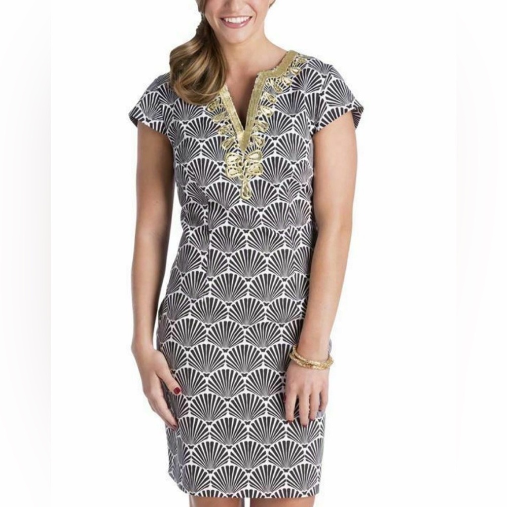 Mud Pie, Jackie V Neck, Sheath, Sea Shell Print.  
Sz 12
Excellent Condition